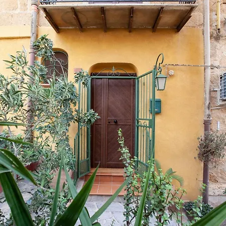 La Sedia Rossa Historical Centre *