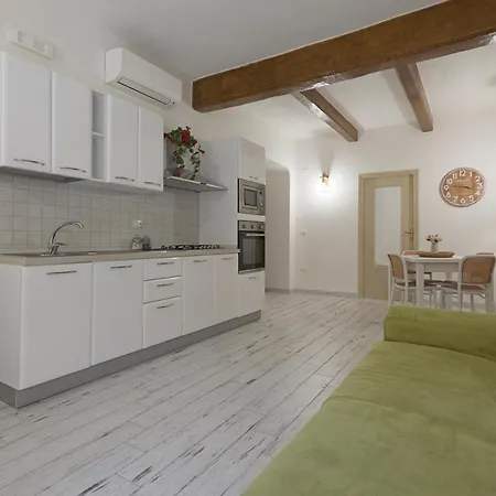 La Sedia Rossa Historical Centre Apartment