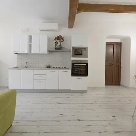 La Sedia Rossa Historical Centre Apartment *