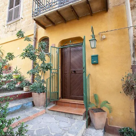 La Sedia Rossa Historical Centre Apartment *