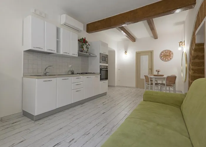 La Sedia Rossa Historical Centre Apartment