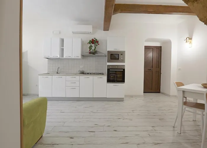 La Sedia Rossa Historical Centre Apartment *