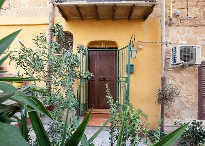 La Sedia Rossa Historical Centre *